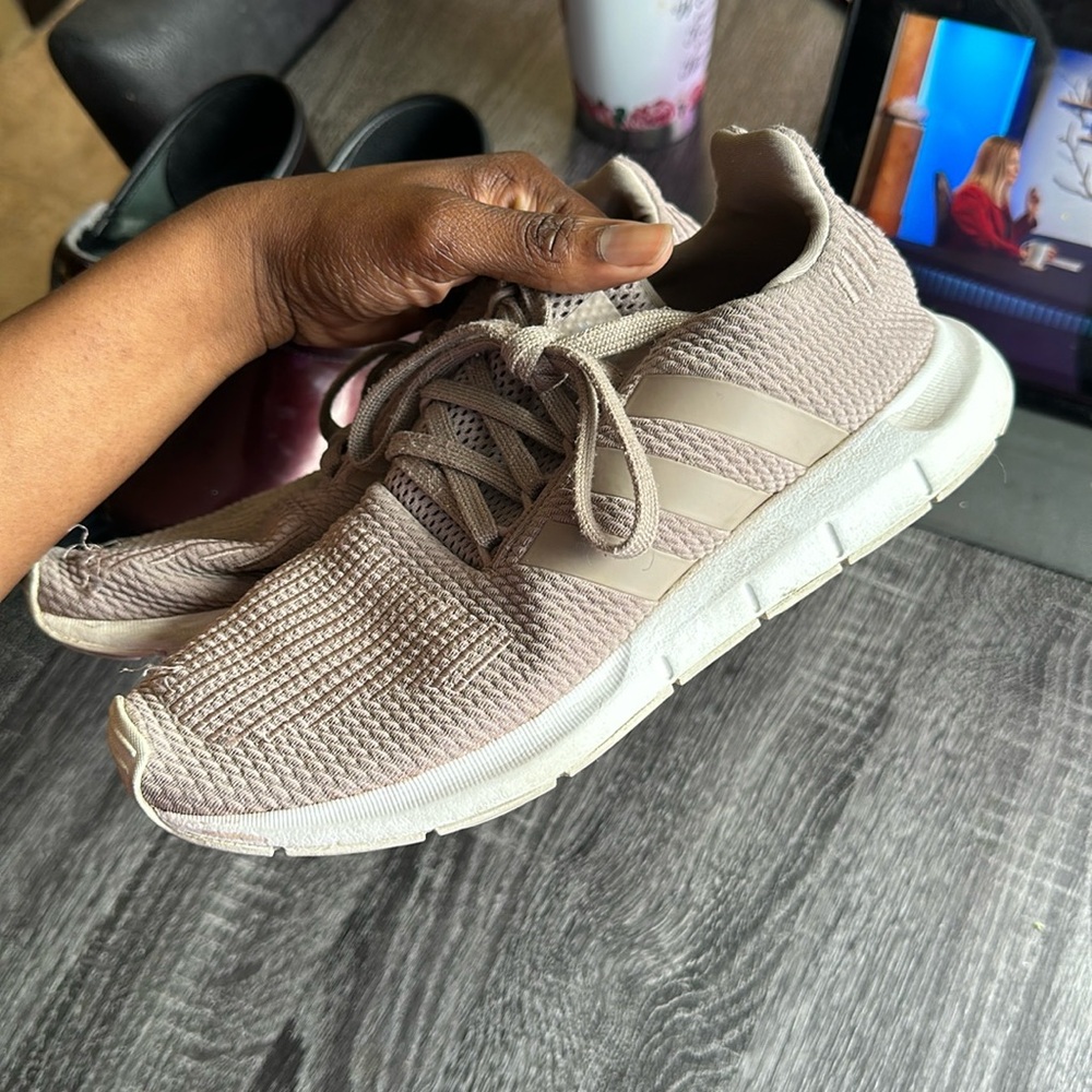 Adidas Swift Run Sneakers – Women’s Light Mauve Athletic Shoes size 6.5